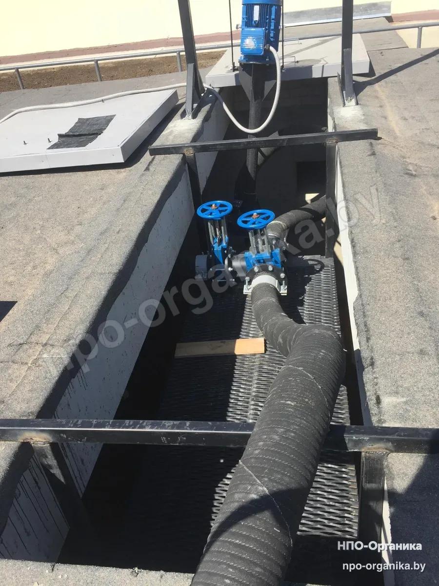 Flanged gate valves, pressure hoses and a grating deck with railings