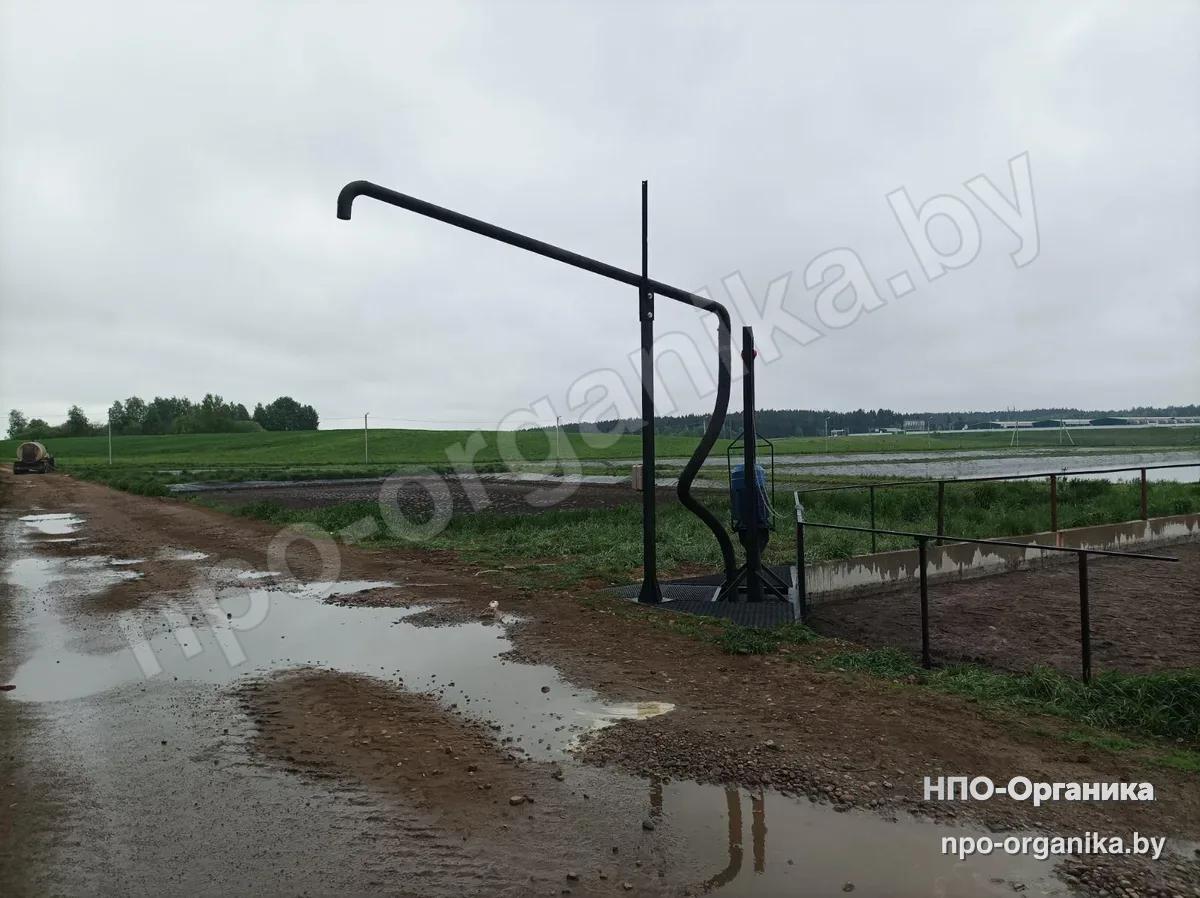 A mast with a slewing pressure pipe and gooseneck discharging into a lagoon